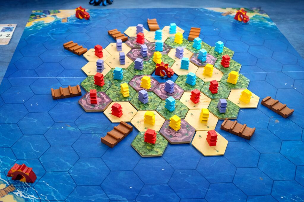 Prareparación del tablero con los exploradores de Survive the Island juego de mesa