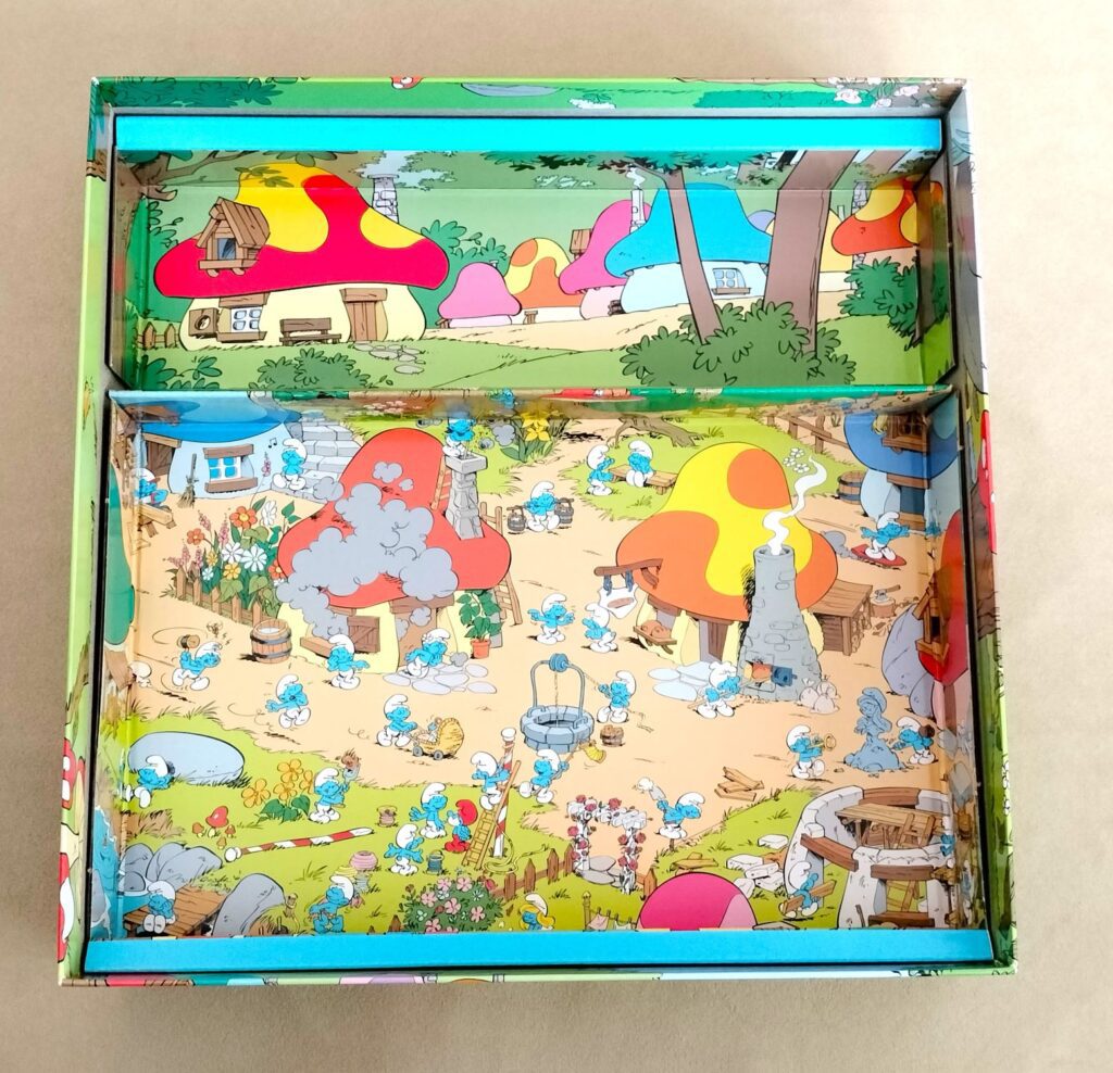 Interior de la caja del juego de Los Pitufos: La aldea escondida