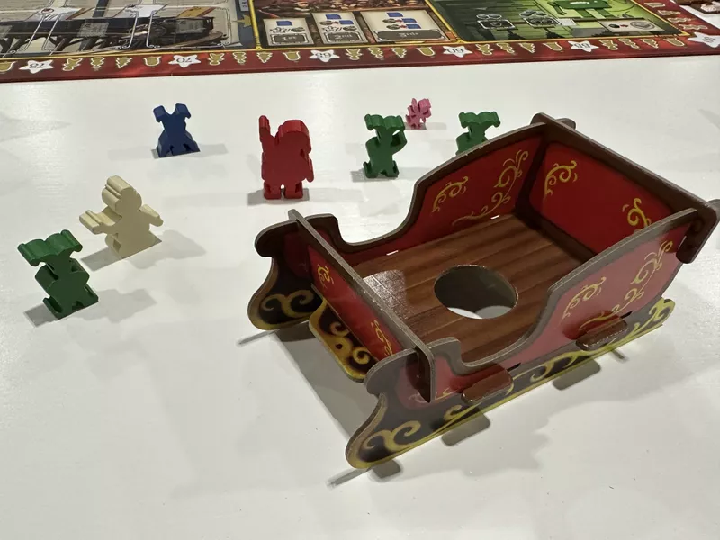 Meeples y trineo del juego El Taller de Papá Noel