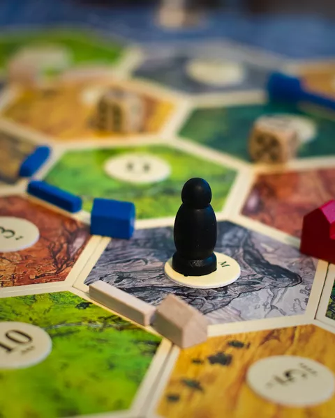 Figura del Ladron. Reglas de Catan en 5 minutos Figura del Ladron. Reglas de Catan en 5 minutos